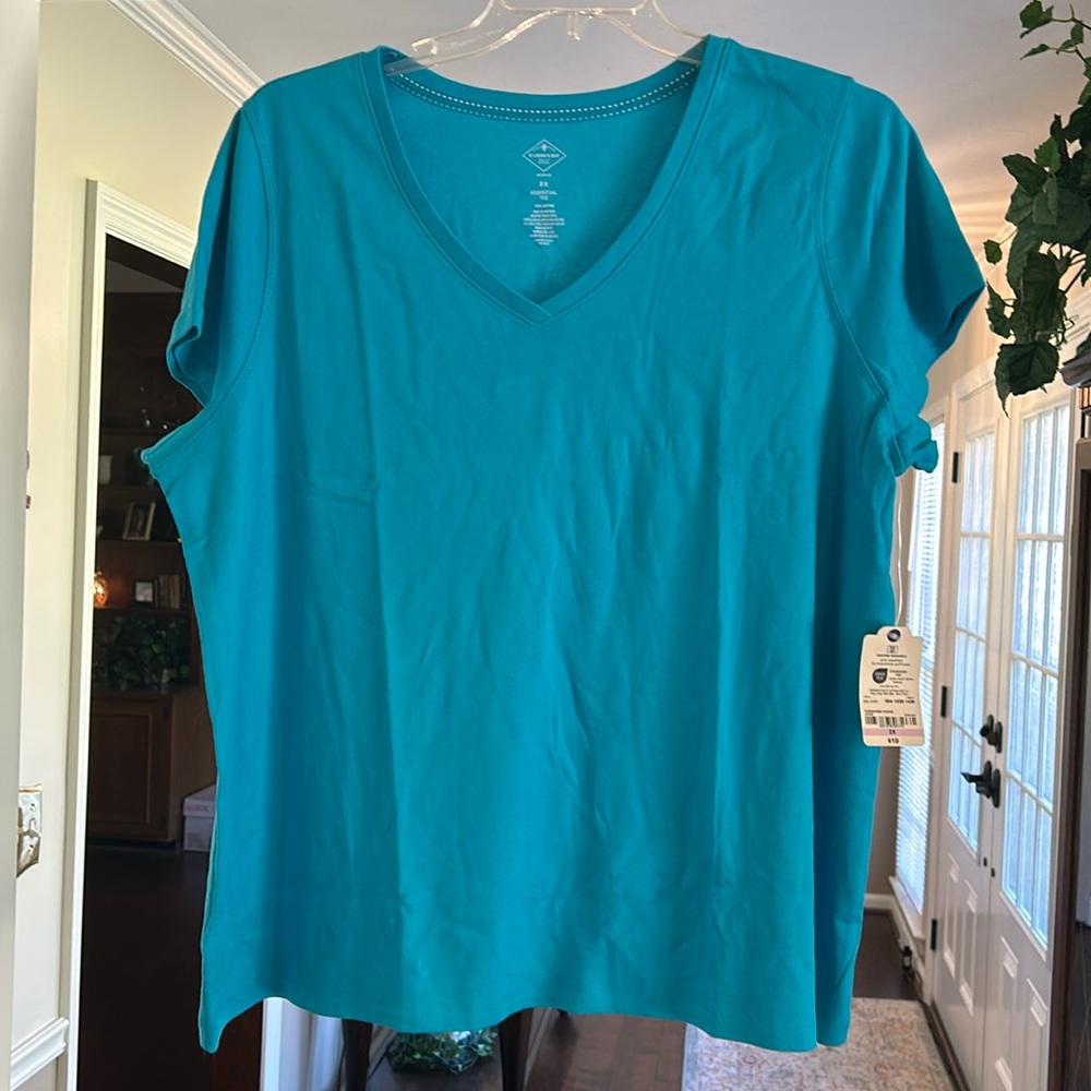 NWT St. John’s Bay Woman Essential Tee V Neck